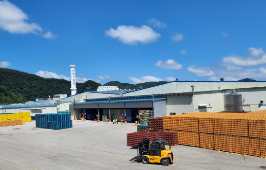 강원도 홍천군 하이트진로 강원공장 내 빈 병을 모아놓는 공병장 전경. 하이트진로 제공